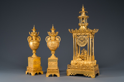 Garniture de chemin&eacute;e de style chinois &agrave; pendule en forme de pagode en bronze dor&eacute; &agrave; trois pi&egrave;ces, France, 19&egrave;me