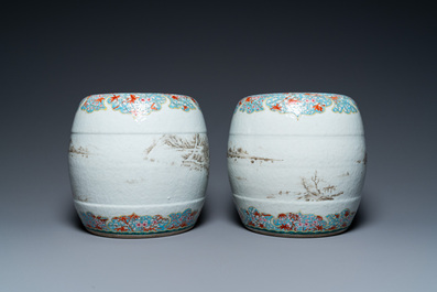 Paire de tabourets miniatures en porcelaine de Chine famille rose &agrave; d&eacute;cor de paysages en grisaille, Qianlong/Jiaqing