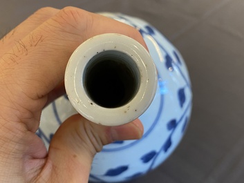 Paire de bouteilles de pharmacie en porcelaine de Chine en bleu et blanc, Kangxi