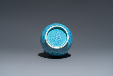 Vase de forme bouteille en porcelaine de Chine &agrave; &eacute;mail &oelig;uf de rouge-gorge, probablement Qianlong