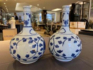 Paire de bouteilles de pharmacie en porcelaine de Chine en bleu et blanc, Kangxi