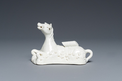 Repose-pinceaux en forme de cheval couch&eacute; dans des vagues en porcelaine de Chine en blanc monochrome, 18&egrave;me