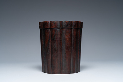 Pot &agrave; pinceaux sur support en bois dur sculpt&eacute;, Chine, 19/20&egrave;me