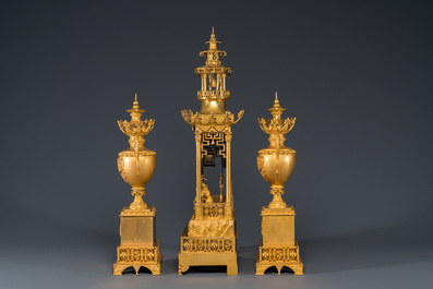 Garniture de chemin&eacute;e de style chinois &agrave; pendule en forme de pagode en bronze dor&eacute; &agrave; trois pi&egrave;ces, France, 19&egrave;me