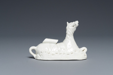 Repose-pinceaux en forme de cheval couch&eacute; dans des vagues en porcelaine de Chine en blanc monochrome, 18&egrave;me