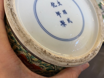 Un vase en porcelaine de Chine famille verte et un en famille rose sur fond c&eacute;ladon mont&eacute; en lampe, 19&egrave;me