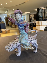 Groupe en porcelaine de Chine famille rose &agrave; d&eacute;cor d'un tigre et son cavalier, 19/20&egrave;me