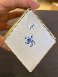 Een Chinese ruitvormige Canton email vaas, Qianlong