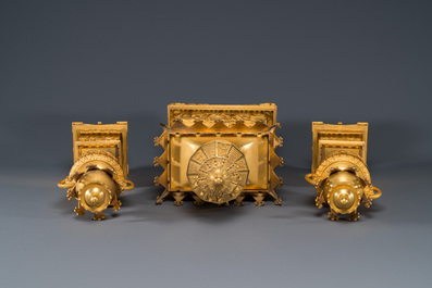 Garniture de chemin&eacute;e de style chinois &agrave; pendule en forme de pagode en bronze dor&eacute; &agrave; trois pi&egrave;ces, France, 19&egrave;me