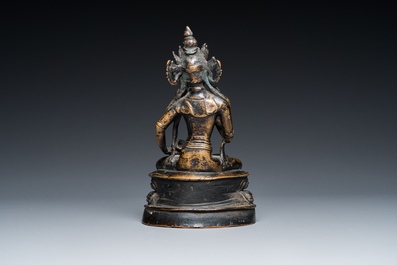 Een Sino-Tibetaanse bronzen Tara met vajra, 17e eeuw