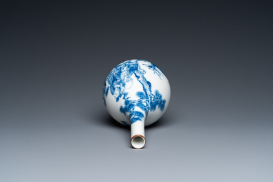 A Chinese 'Bleu de Hue' Vietnamese market 'Shou Lao' bottle vase, 18/19th C.