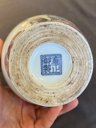 Vase de forme 'meiping' en porcelaine de Chine en bleu, blanc et rouge de cuivre, marque de Yongzheng, 19/20&egrave;me