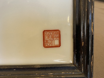 Plaque en porcelaine de Chine famille rose, marque de Huan Ren Tang 懷仁堂製, R&eacute;publique