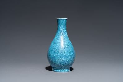 Vase de forme bouteille en porcelaine de Chine &agrave; &eacute;mail &oelig;uf de rouge-gorge, probablement Qianlong