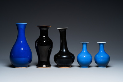 Cinq vases en porcelaine de Chine en bleu et noir monochrome, 19/20&egrave;me