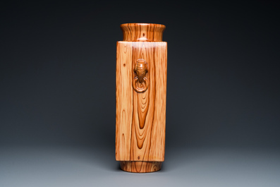 Vase de forme 'cong' en porcelaine de Chine &agrave; d&eacute;cor en grisaille et faux-bois, marque de Qianlong, 20&egrave;me