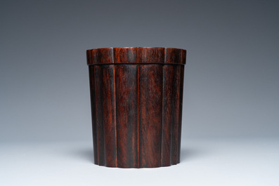 Pot &agrave; pinceaux sur support en bois dur sculpt&eacute;, Chine, 19/20&egrave;me