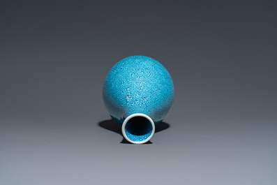 Een Chinese flesvormige vaas met robin's egg glazuur, wellicht Qianlong