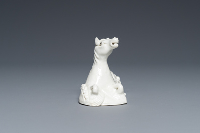 Repose-pinceaux en forme de cheval couch&eacute; dans des vagues en porcelaine de Chine en blanc monochrome, 18&egrave;me