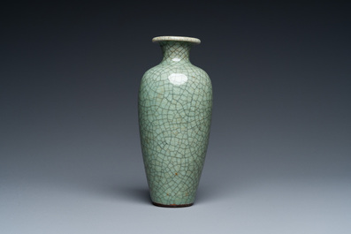 Een Chinese celadon vaas met craquel&eacute; glazuur, Qianlong