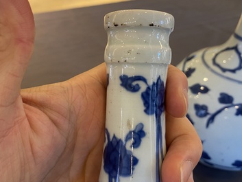 Een paar Chinese blauw-witte apothekersflessen met pioenslingers, Kangxi