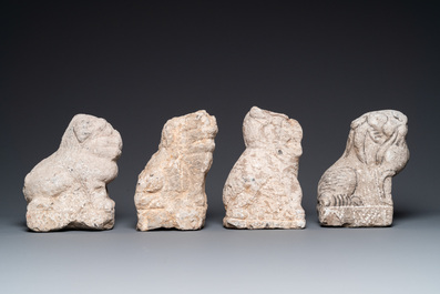 Vier Chinese stenen sculpturen van leeuwen, mogelijk Tang