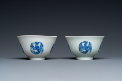 Paire de bols en porcelaine de Chine en bleu et blanc &agrave; d&eacute;cor de ph&eacute;nix, marque de Daoguang, 19/20&egrave;me