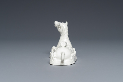 Repose-pinceaux en forme de cheval couch&eacute; dans des vagues en porcelaine de Chine en blanc monochrome, 18&egrave;me