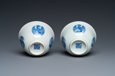 Paire de bols en porcelaine de Chine en bleu et blanc &agrave; d&eacute;cor de ph&eacute;nix, marque de Daoguang, 19/20&egrave;me