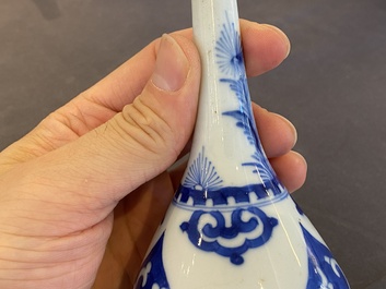 Six aspersoirs en porcelaine de Chine en bleu et blanc, Kangxi