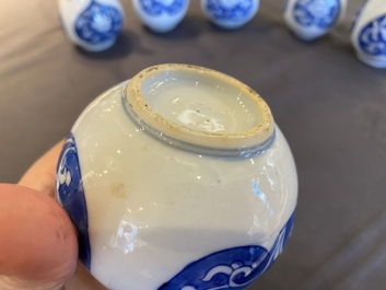 Zes Chinese blauw-witte sprenkelaars voor rozenwater, Kangxi