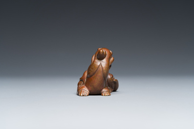 Een Chinees bronzen 'chilong' scrollgewicht, Qing