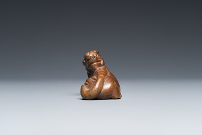 Een Chinees bronzen 'chilong' scrollgewicht, Qing