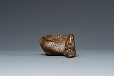 Een Chinees bronzen 'longma' scrollgewicht, Qing