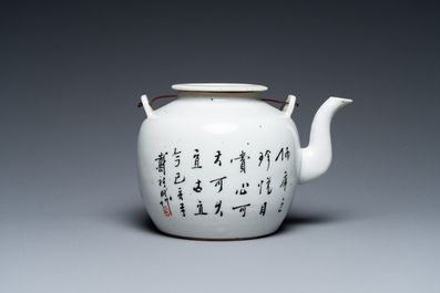 Een Chinese qianjiang cai theepot met decor van antiquiteiten, gesigneerd Dai Yucheng 戴裕成, gedateerd 1895