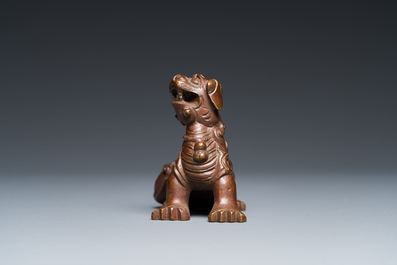 Een Chinees bronzen scrollgewicht in de vorm van een boeddhistische leeuw, Qing