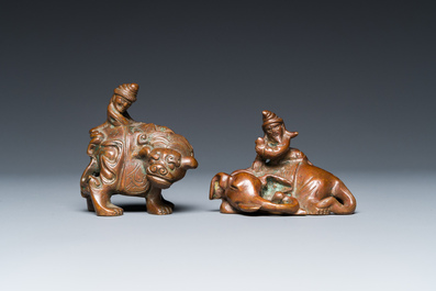 Twee Chinese bronzen scrollgewichten met Sogdische rijders op een boeddhistische leeuw en een olifant, Qing