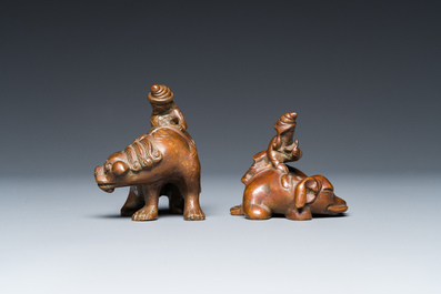 Twee Chinese bronzen scrollgewichten met Sogdische rijders op een boeddhistische leeuw en een olifant, Qing