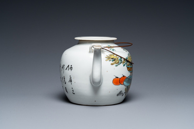 Een Chinese qianjiang cai theepot met decor van antiquiteiten, gesigneerd Dai Yucheng 戴裕成, gedateerd 1895