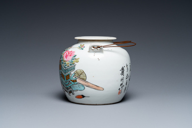 Een Chinese qianjiang cai theepot met decor van antiquiteiten, gesigneerd Dai Yucheng 戴裕成, gedateerd 1895