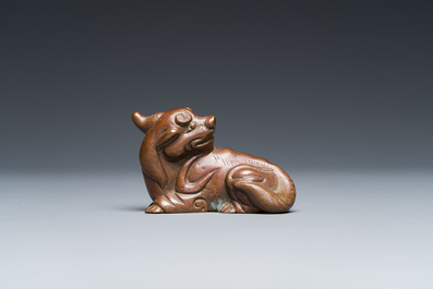 Een Chinees bronzen 'chilong' scrollgewicht, Qing