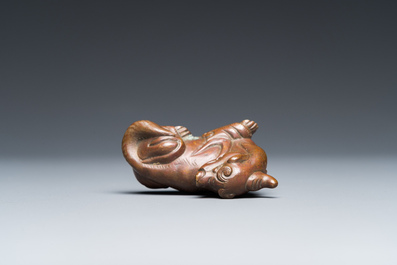 Een Chinees bronzen 'chilong' scrollgewicht, Qing