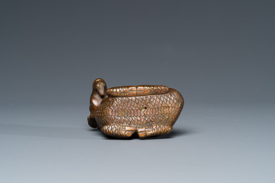Een Chinees bronzen 'longma' scrollgewicht, Qing