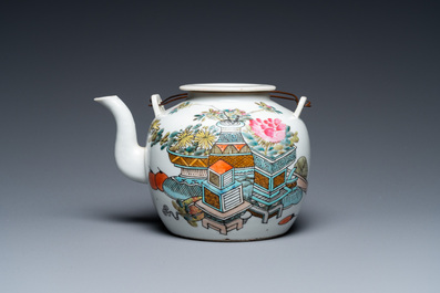 Een Chinese qianjiang cai theepot met decor van antiquiteiten, gesigneerd Dai Yucheng 戴裕成, gedateerd 1895