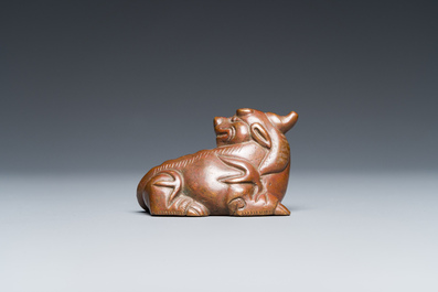 Een Chinees bronzen 'chilong' scrollgewicht, Qing