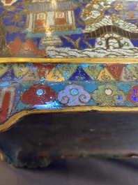 Een rechthoekige Chinese cloisonn&eacute; wierookbrander met deksel, Qing