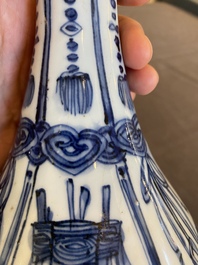 Een Chinese blauw-witte flesvormige kraakporseleinen vaas, Wanli