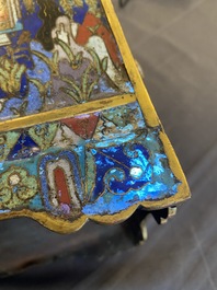 Een rechthoekige Chinese cloisonn&eacute; wierookbrander met deksel, Qing