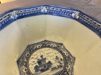 Een octagonale blauw-witte Japanse Arita 'van Frytom' kom, Chenghua merk, Edo, 18e eeuw