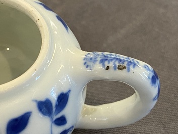 Th&eacute;i&egrave;re couverte miniature en porcelaine de Chine en bleu et blanc, Kangxi